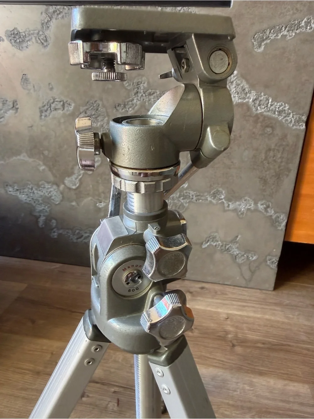 VINTAGE MANON 600 PROFESSIONAL CAMERA TRIPOD – MADE IN JAPAN